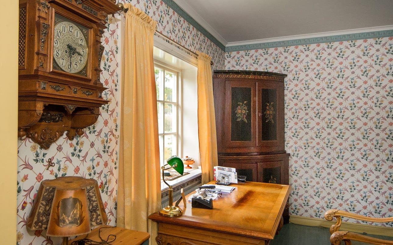 Många gamla möbler finns kvar i huset sedan Göran Karlssons tid, ursprunget är inte helt klarlagt. Bild: Ola Folkesson