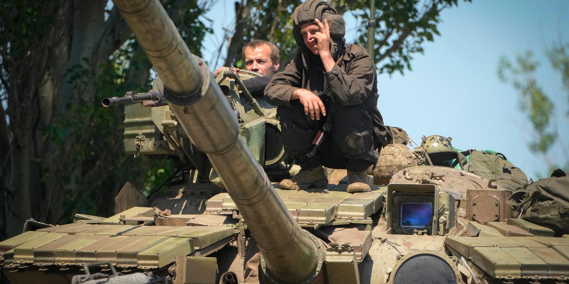 Ukrainska soldater på en stridsvagn i Donetsk i östra delen av landet. Arkivbild.
