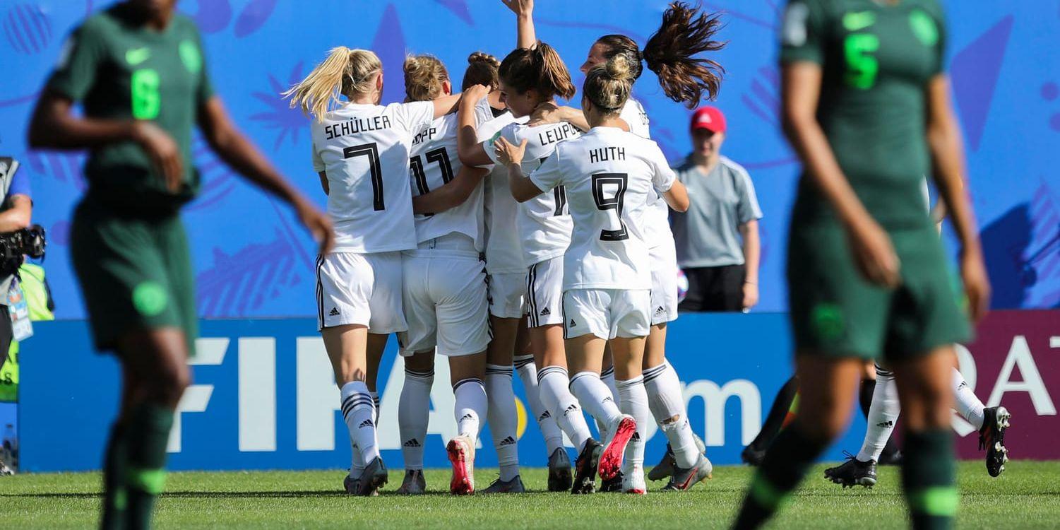 Alexandra Popp firar sitt 1–0-mål när Tyskland kvalificerade sig till kvartsfinal efter 3–0 mot Nigeria.