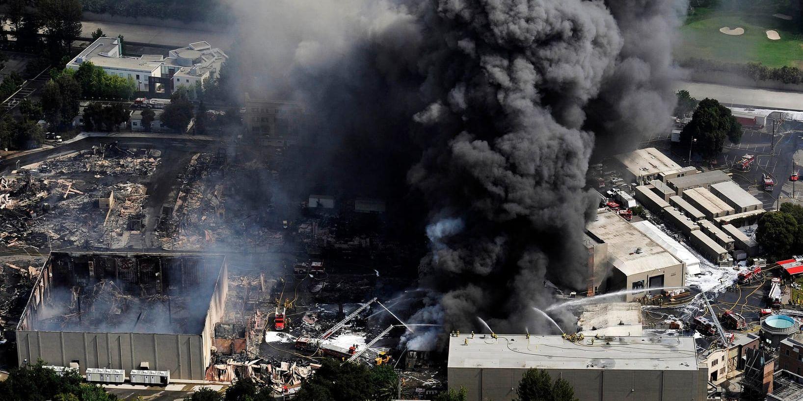 Flygfoto från branden som rasade på Universal Studios 2008. Arkivbild.