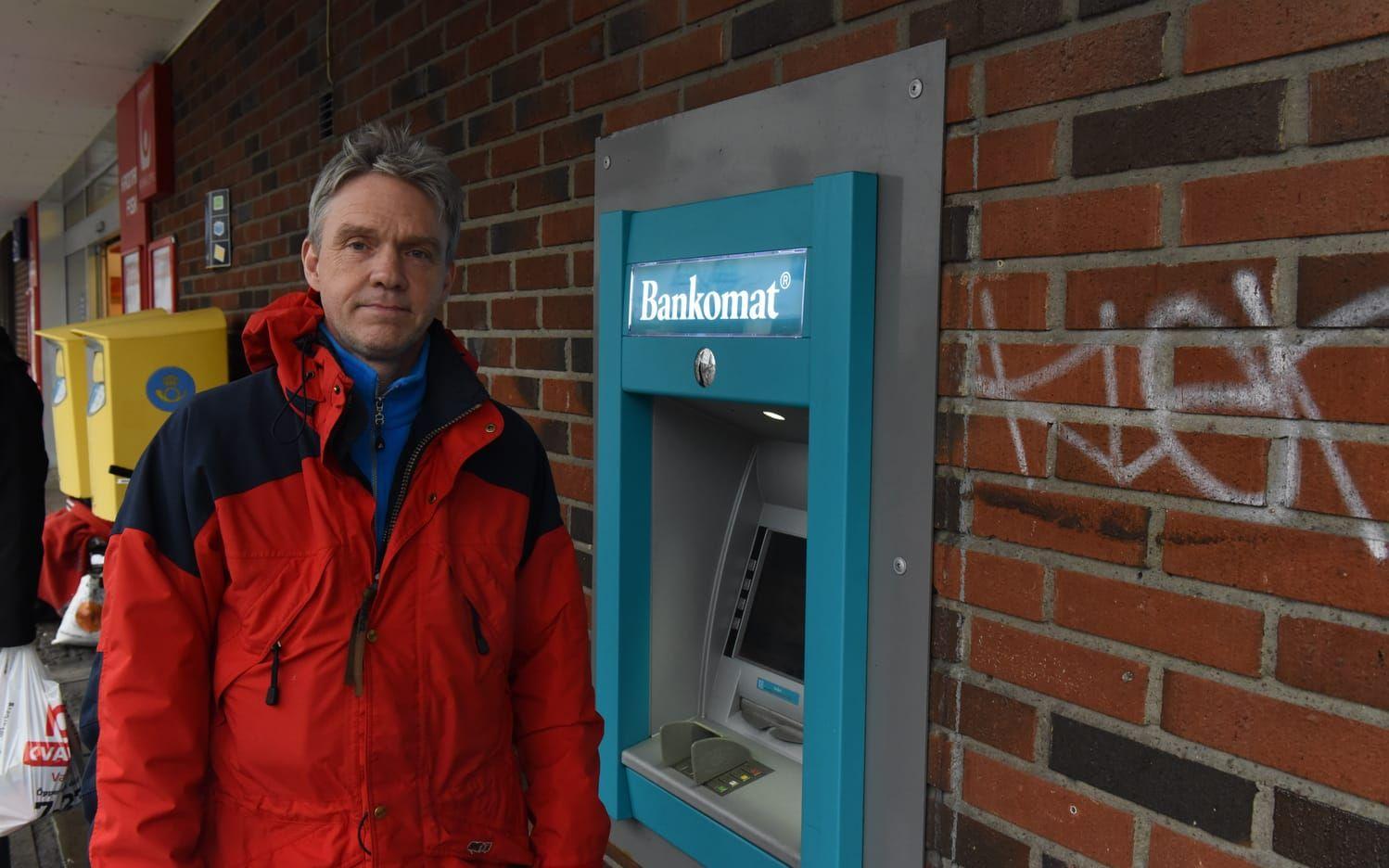 "Det borde vara bättre kameror". Christer Knutsson tycker att kamerorna vid bankomaterna är för dåliga.