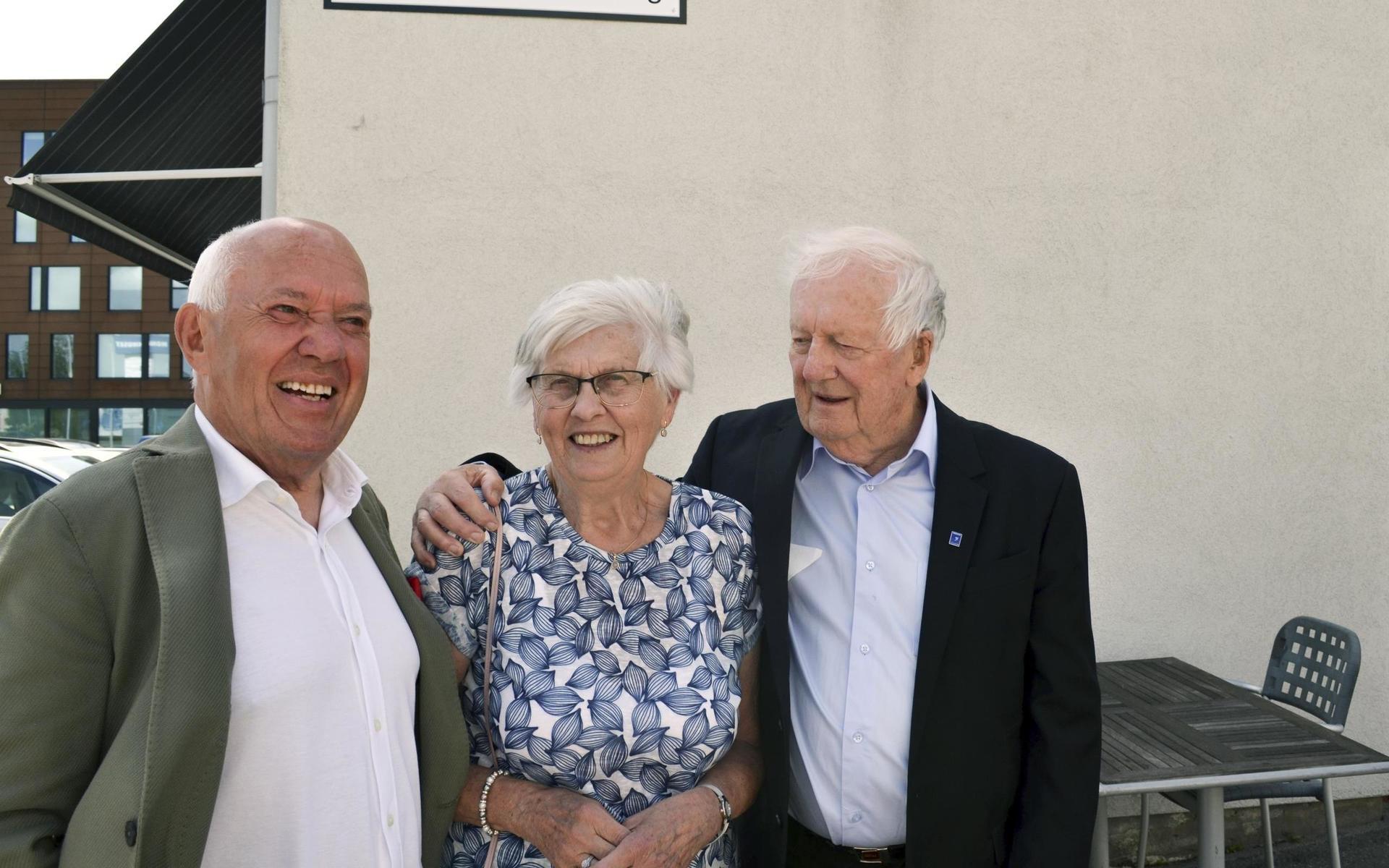 Salvatore Grimaldi, (till vänster), Bertil Andersson och hans fru Irene under den nya skylten som anger platsen för Bertil Anderssons Torg. Bertil blev tagen när han upptäckte målet.