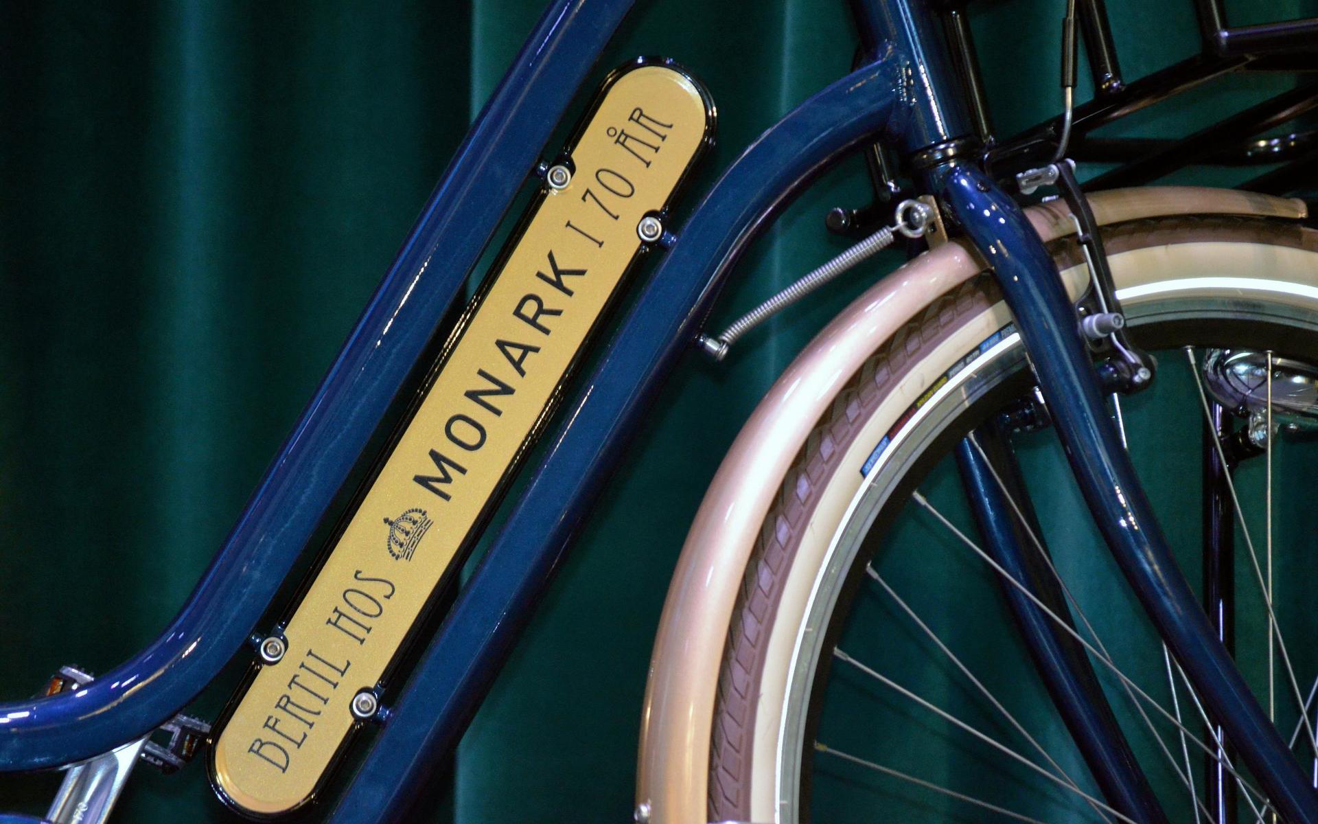 ”Bertil hos Monark i 70 år” står ingraverat i en plåt på en cykel som Salvatore Grimaldi, ägare till Cycleurope, avtäckte under festen för Bertil.