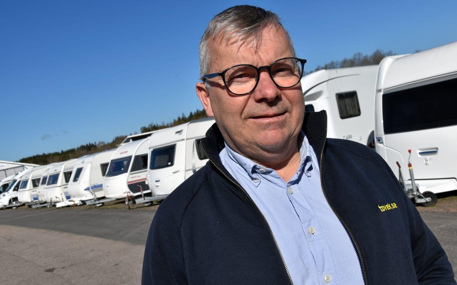 Martin Tovek säger att det har varit en hel del jobb med att frakta fordonen från Slöinge till Ätran.