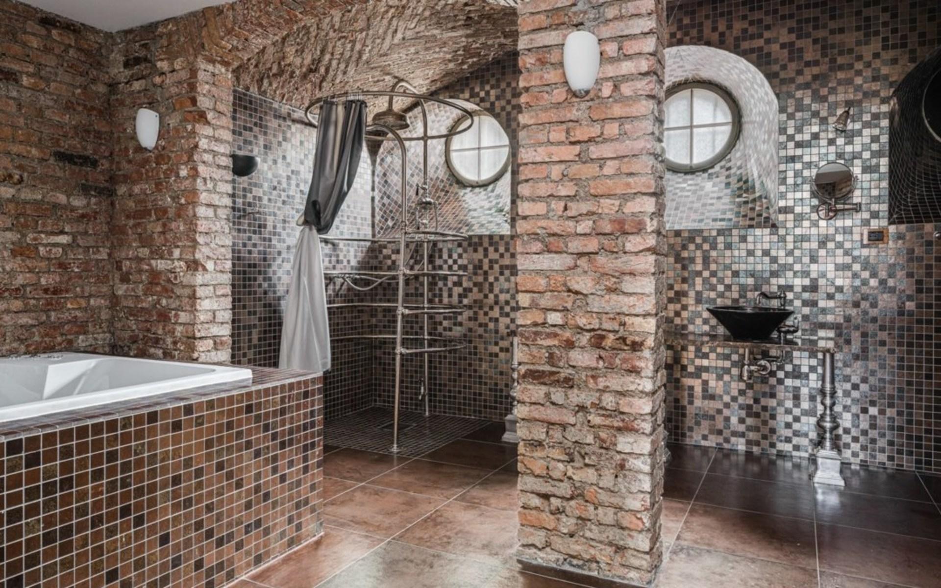 I källarvåningen ligger ett stort badrum med dubbla handfat.