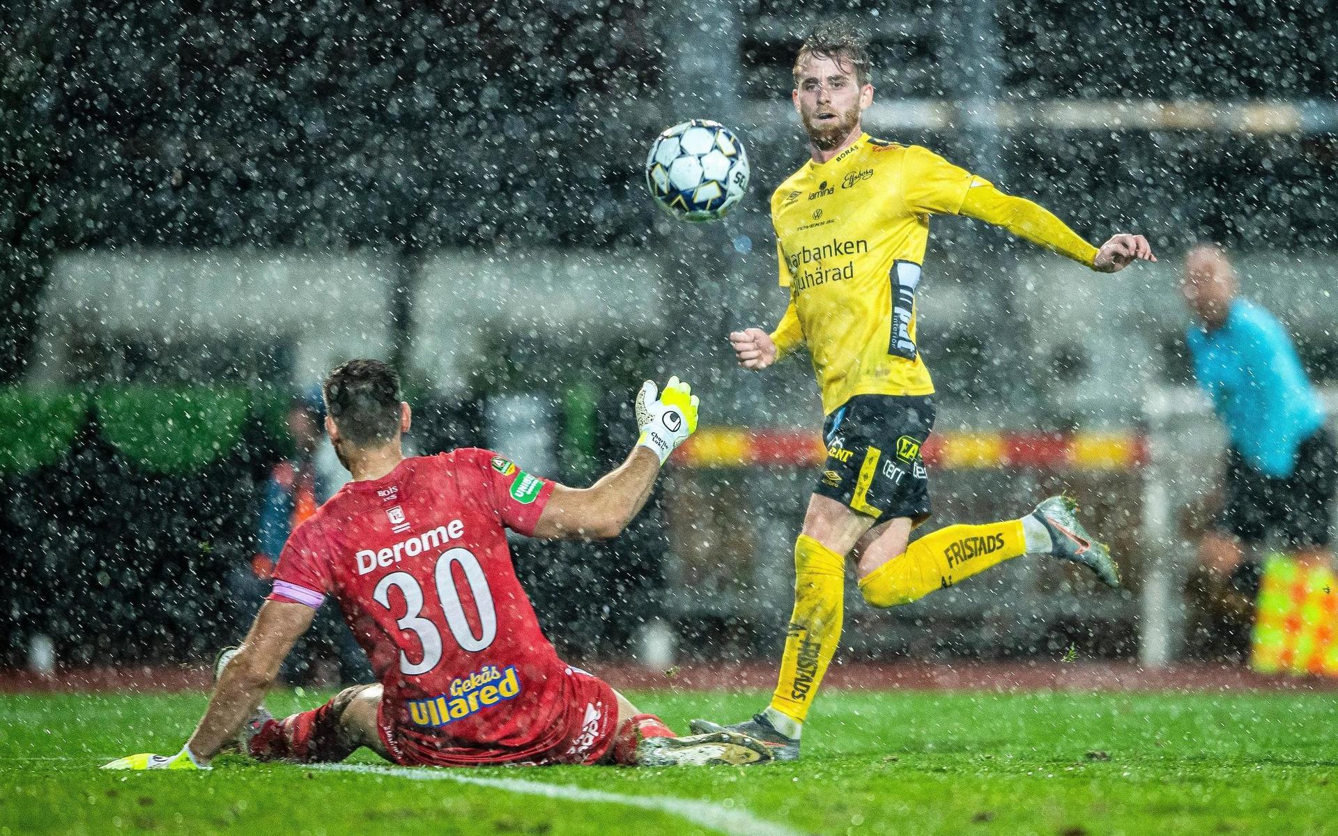Elfsborgs Rasmus Alm lobbar bollen över Varbergs målvakt Stojan Lukic. Jodå, det regnade den här kvällen.