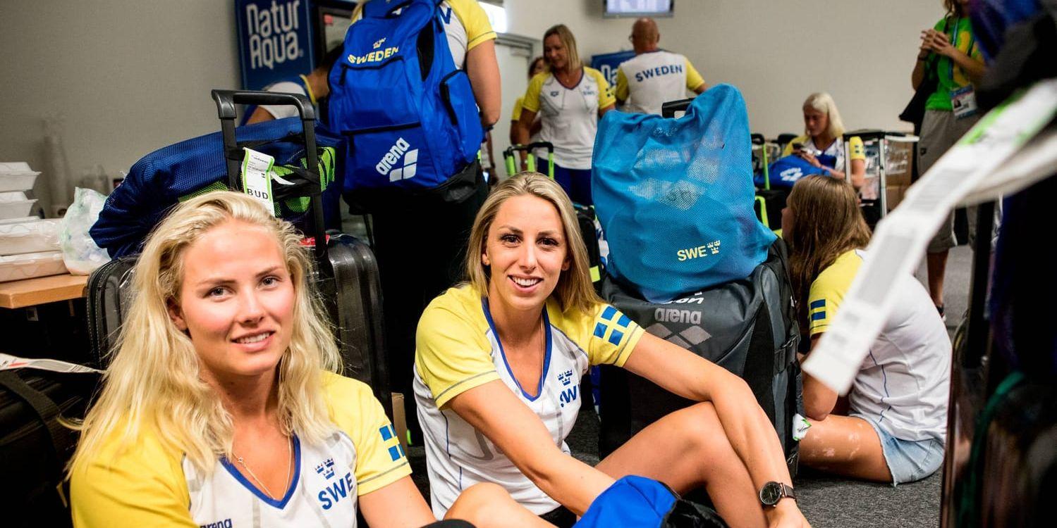 Svenska simlandslaget på plats inför världsmästerskapen i simning i Budapest, Ungern. Här är Michelle Coleman, till vänster, och Jennie Johansson på flygplatsen i Budapest.