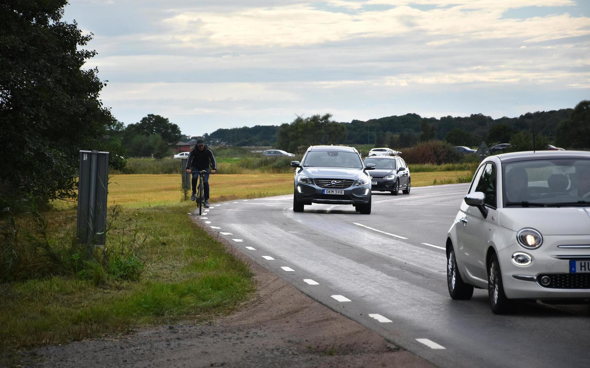 Cyklister och bilar – alla ska samsas på den del av Pilgatan som saknar gång- och cykelbana.