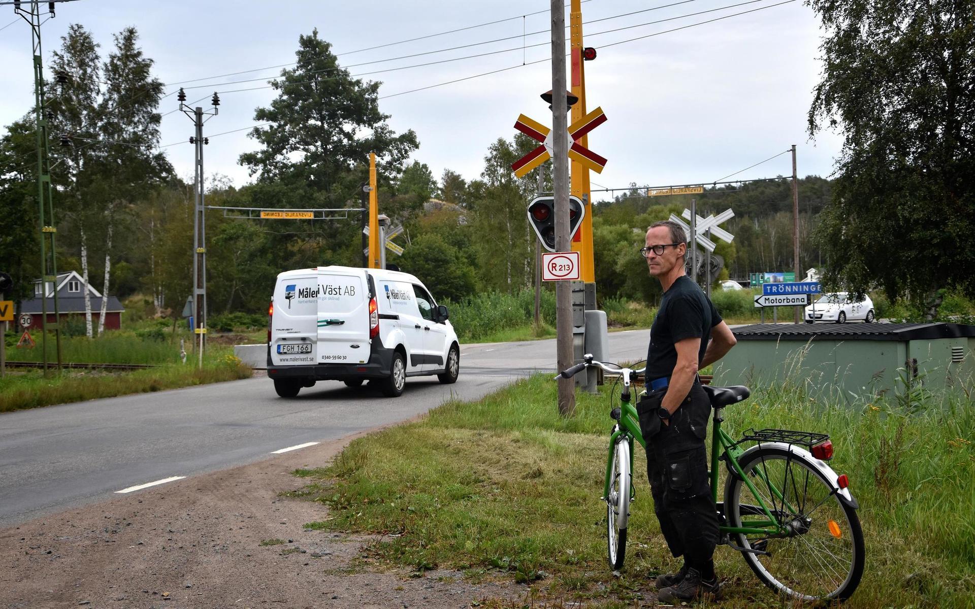 Trönningebon Andreas Hultgren reagerar över att det inte finns någon gång- och cykelväg, cykelbana, längs den västra delen av Pilgatan i Trönninge.