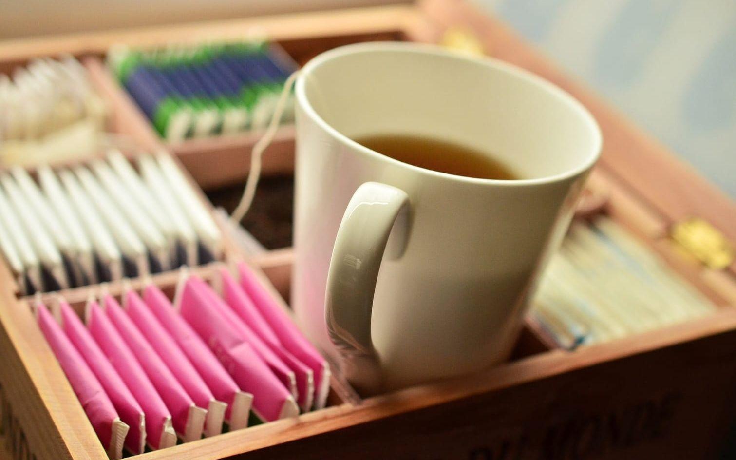 Svart te innehåller ämnen som hjälper till att stärka immunförsvaret. I en studie fick en testgrupp dricka fem koppar svart te under 2 till fyra veckor medan den andra gruppen bara fick dricka snabbkaffe som saknar de aktiva ämnen som studien fokuserade på. Immunförsvaret hos te-gruppen svarade betydligt bättre på angrepp än test-gruppen.