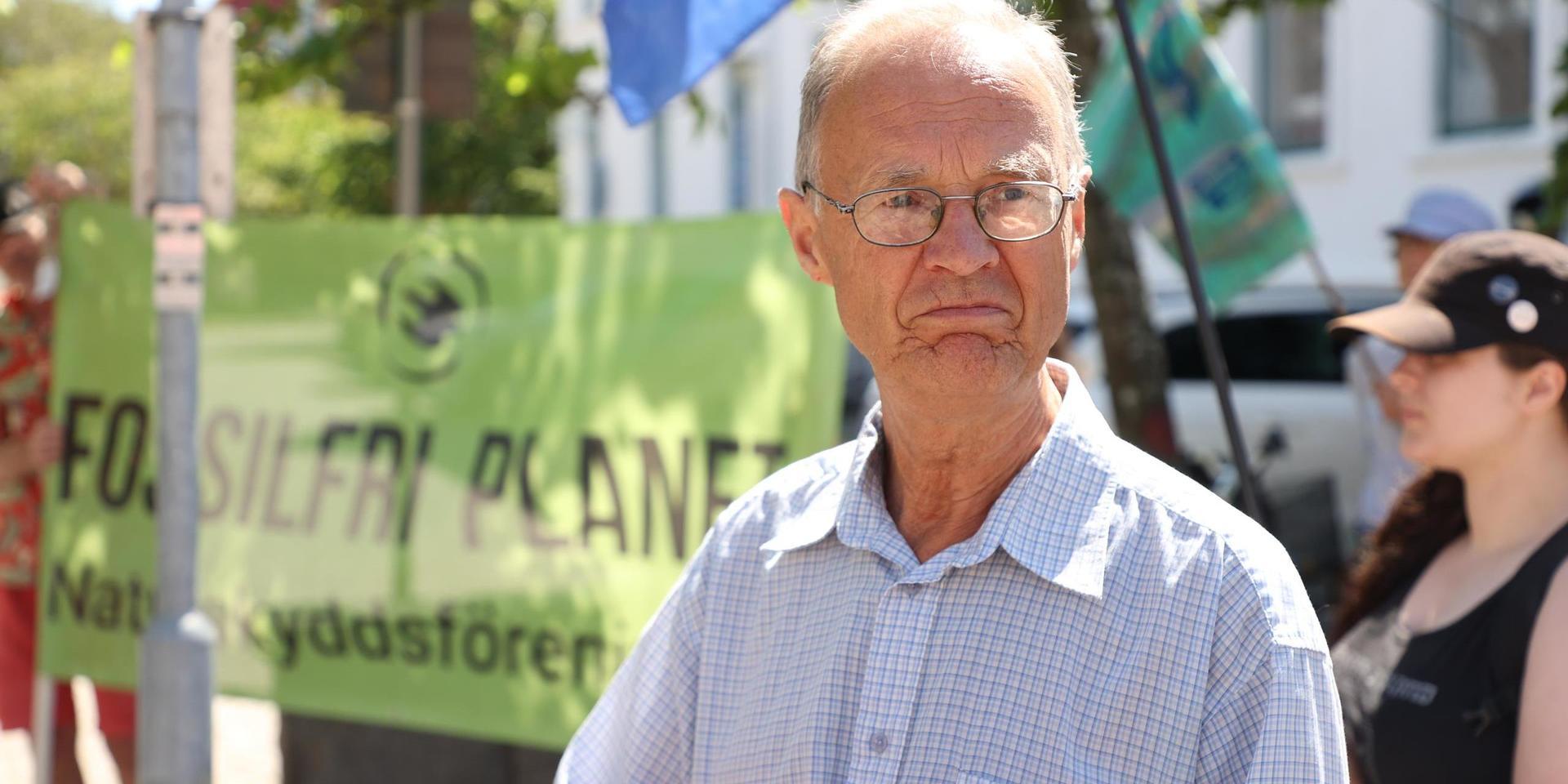 Inge Löfgren, ordförande i Naturskyddsföreningen Lysekil-Munkedal, var besviken efter Mark- och miljööverdomstolens besked, liksom de andra deltagarna i den stillsamma demonstrationen på Kungstorget i Lysekil.