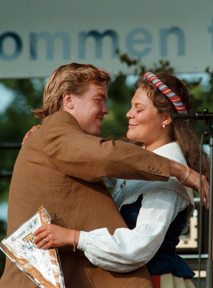 Guldgrävare. På sin 18-årsdag hann Kronprinsessan även med att belöna Tomas Brolin för sina insatser under fotbolls-VM 1994. Foto: Jonas Ekströmmer / TT