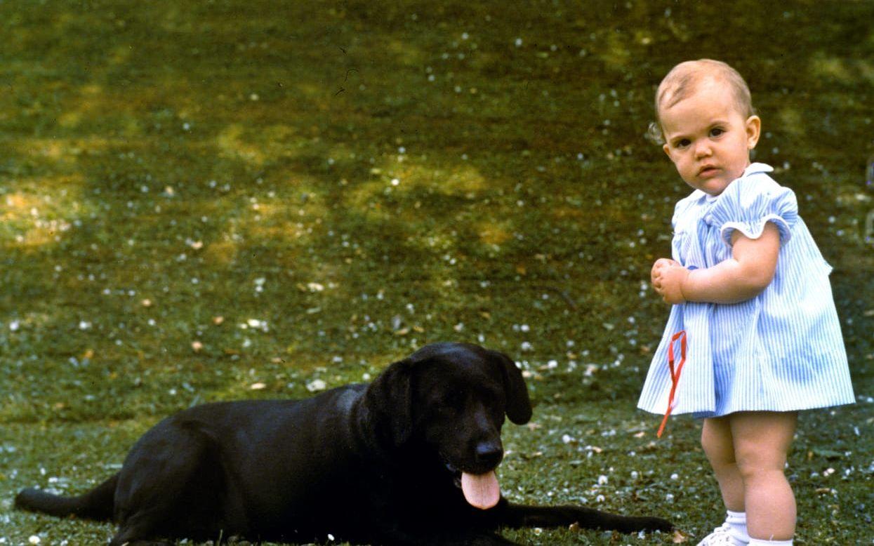 Prinsessan och Charlie. Victoria med labradoren Charlie i samband med firandet av prinsessans 1-årsdag på Soliden på Öland 14:e juli 1978. Foto: H.M. Kung Carl XVI Gustaf
