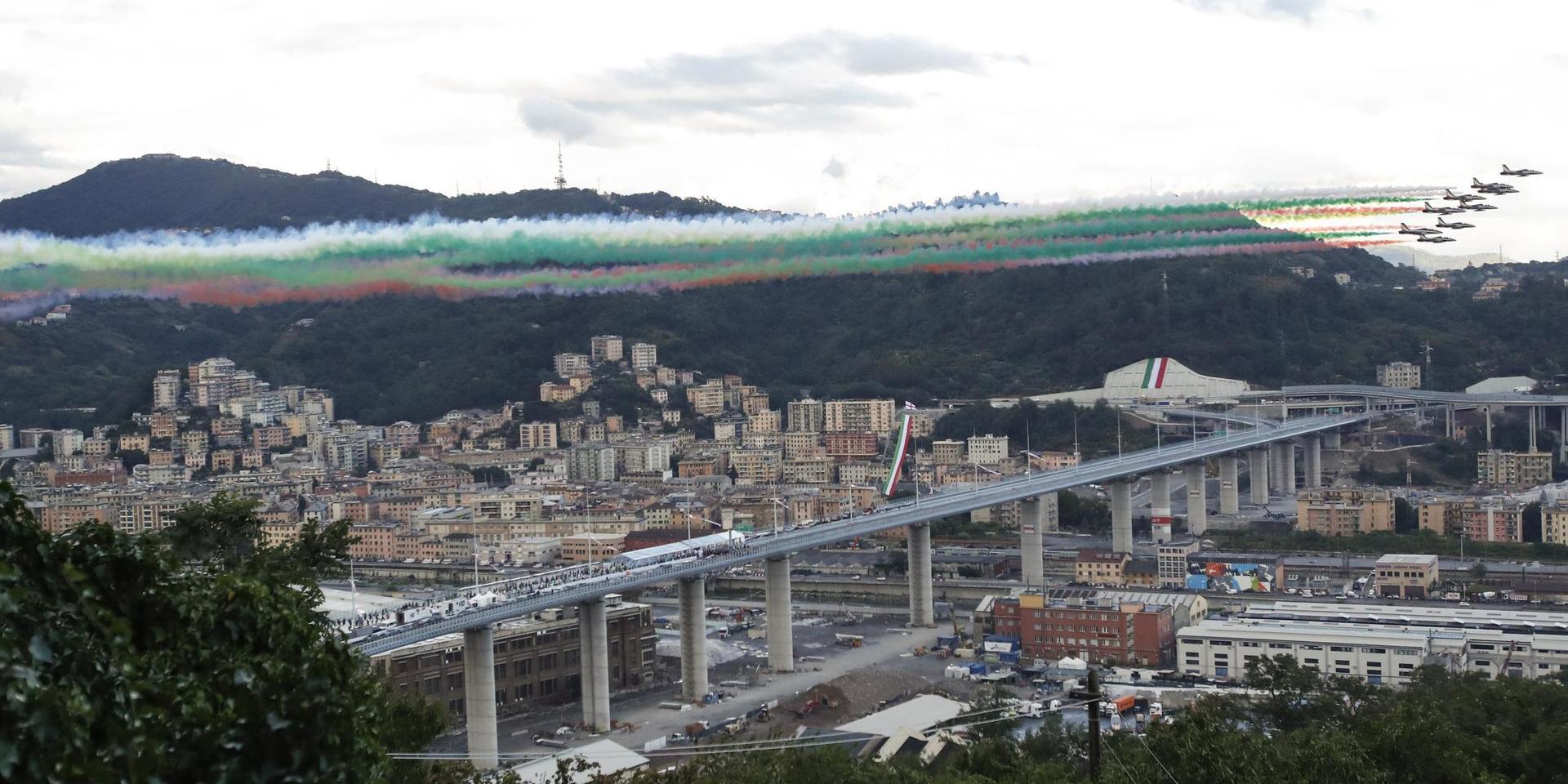 Jetplan sprider ut rök i Italiens flaggas färger under invigningen av den nya bron i Genua.
