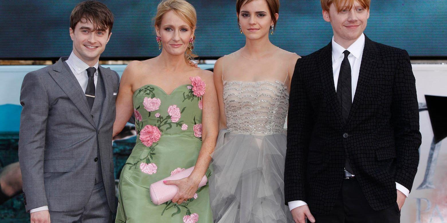 JK Rowling, tvåa från vänster, har skrivit böckerna om Harry Potter. Efter succén blev böckerna film med Daniel Radcliffe, Emma Watson och Rupert Grint i huvudrollerna. Harry Potter har också blivit teater, datorspel, godis – och nu även mobilspel. Arkivbild.