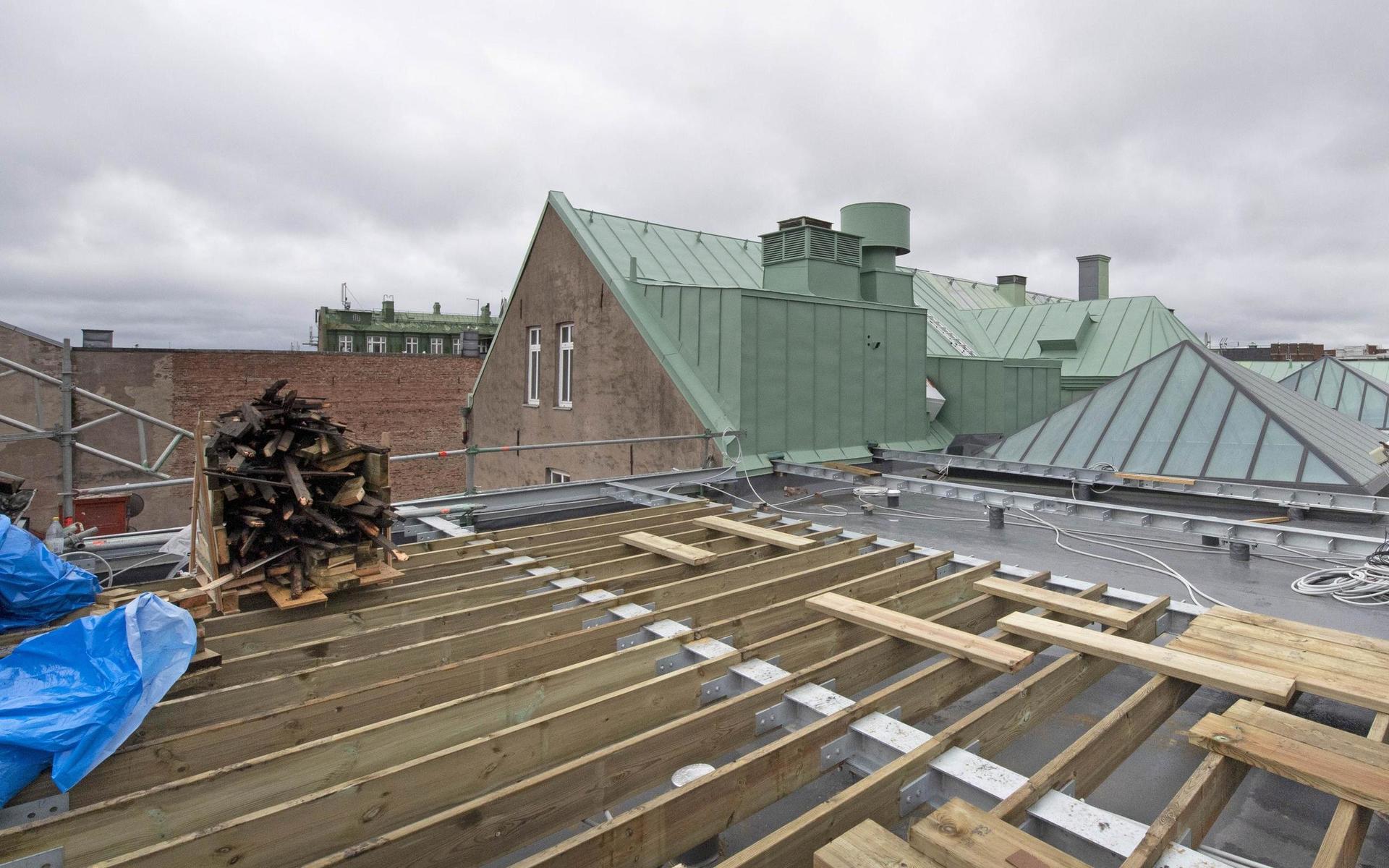 Uppe på taket byggs ytterligare en bar med utsikt över takåsarna. 