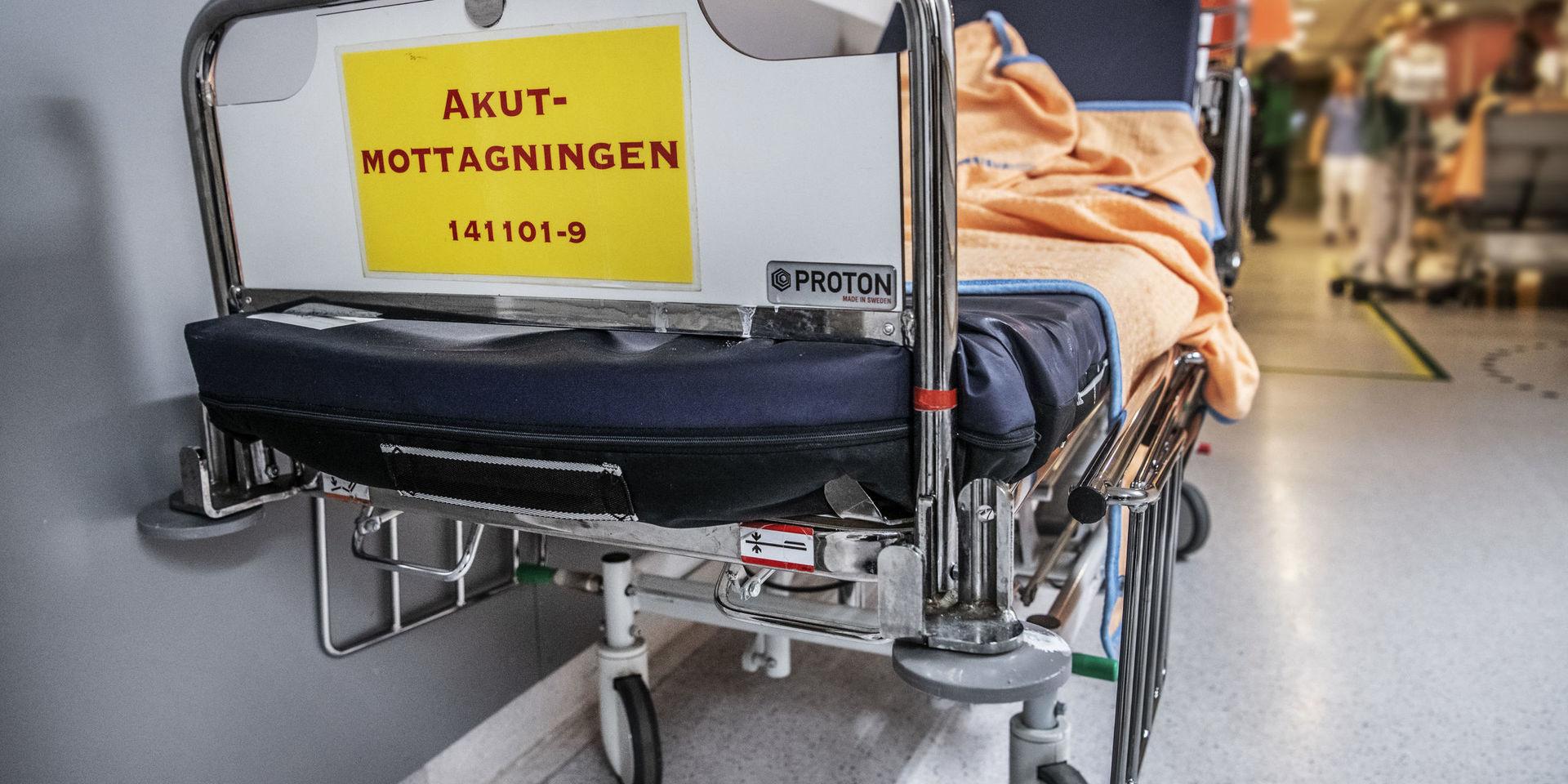 Det var trängsel i korridoren när insändarskribentens anhöriga behövde vård på Akuten i Varberg. Bilden är från ett annat sjukhus.