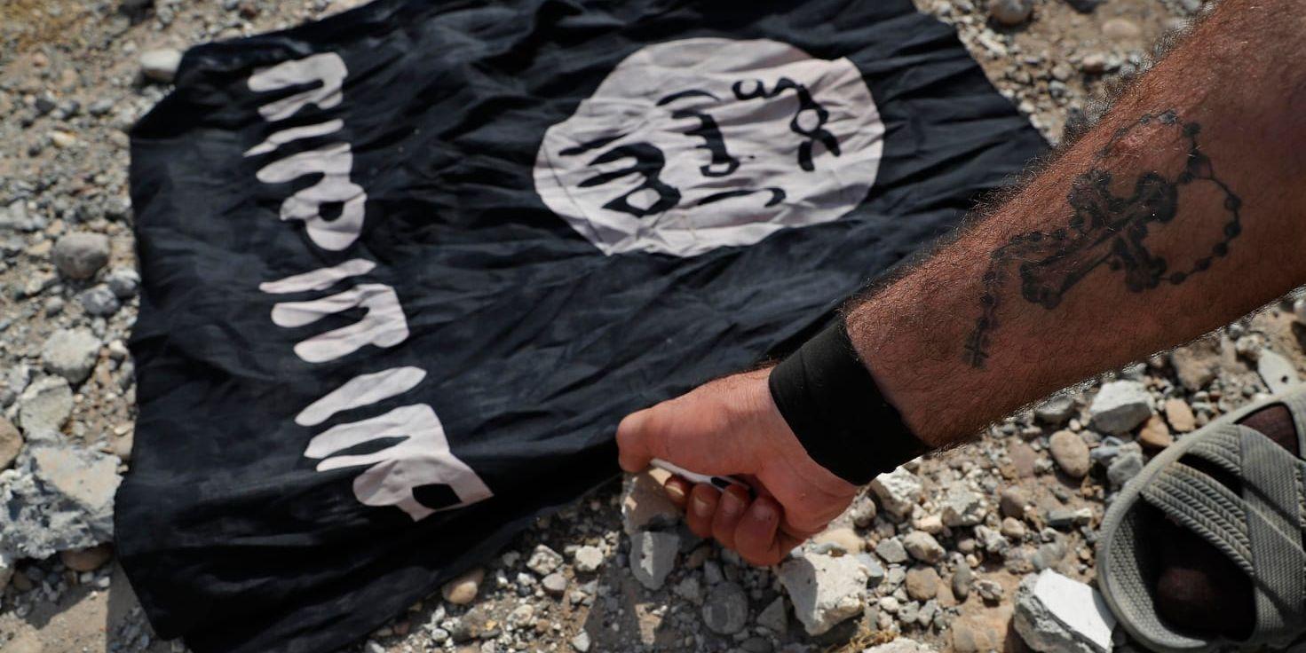 En IS-flagga som beslagtagits i Syrien. Arkivbild.