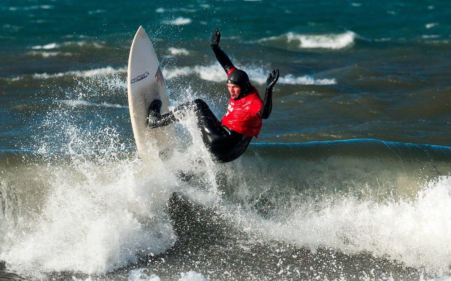 31 oktober. Derek Gutierrez, från Falkenberg, deltog i surf-SM. Mest låg han och guppade i vattnet, men ibland kom vågen, och då gällde det att ha rätt balans.
