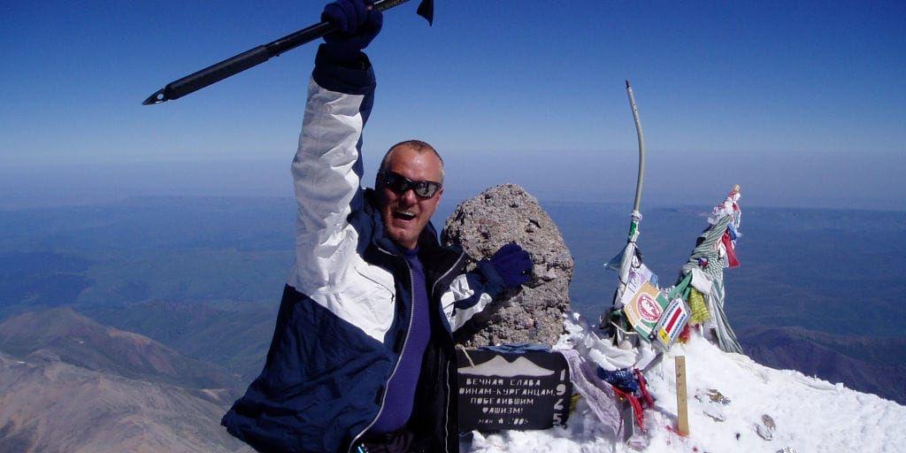 Har nått toppen. Trots att Anders Friborg lider av höghöjdssjuka har han bestigit Mount Elbrus som med sina 5642 meter är Europas högsta berg. ”Det högsta berget jag nått toppen på är annars Gondogoro-La i Pakistan som är 5940 meter. Aconcagua i Argentina är 6962 meter men där fick jag vända vid 6500 meter”.