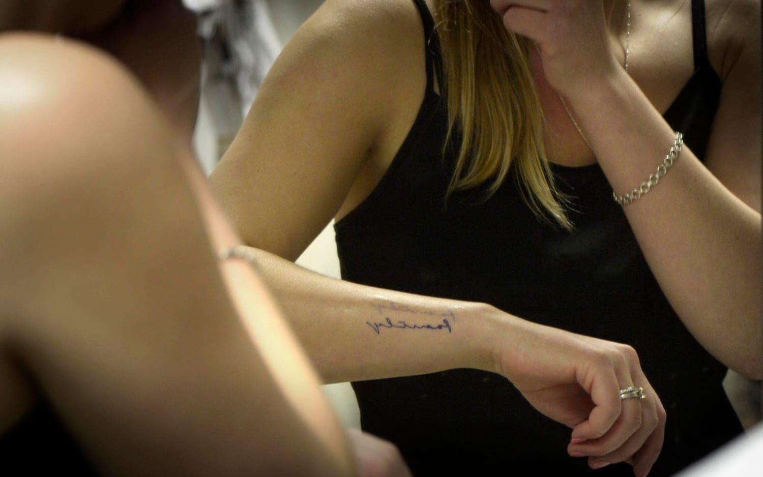 Det är debut för Petra Johansson. Hon ska göra sin första tatuering. – Jag har tänkt på det länge och nu ska det bli av, säger hon.