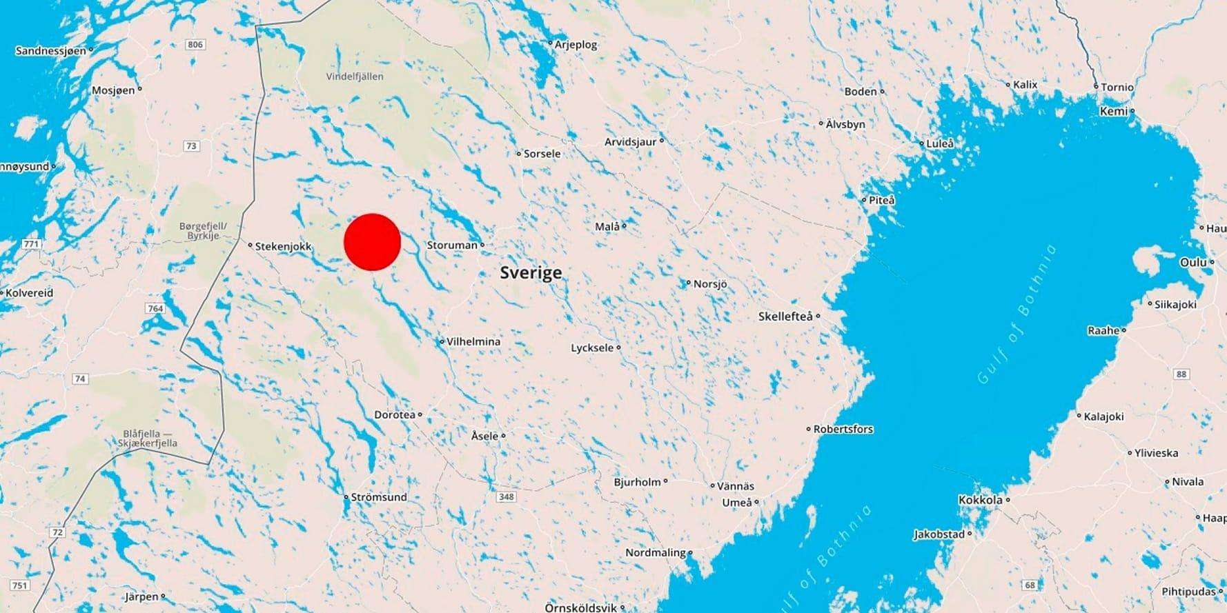 Länsstyrelsen i Västerbotten har godkänt skyddsjakt på två vargar, som börjat revirmarkera i områden nära fjällen i Dikanäsområdet. Jakten får bedrivas fram till den 21 december, men beslutet har redan överklagats, enligt lokala medier.
