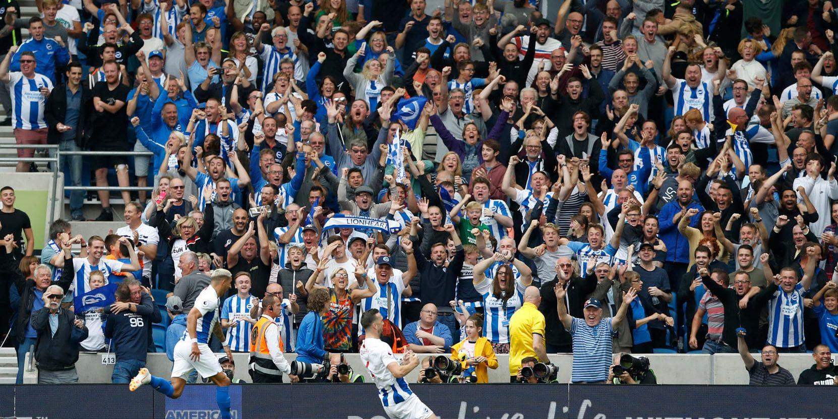 Brightons Shane Duffy, i mitten, firar sitt 2–0-mål mot Manchester United.