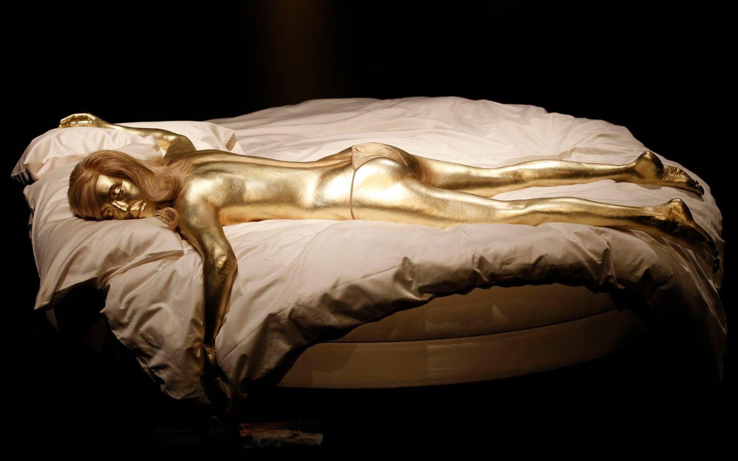 En docka föreställande Jill Mastersons guldsprayade kropp i ”Goldfinger” fanns med på en utställning i London 2012. Bild: Sang Tan/AP