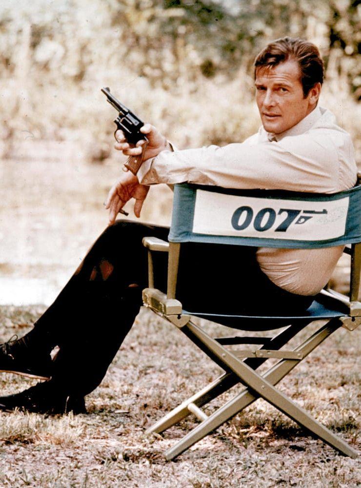 Roger Moore som agent 007 under inspelningen 1972 av hans första Bondfilm, ”Leva och låta dö”. Bild: AP