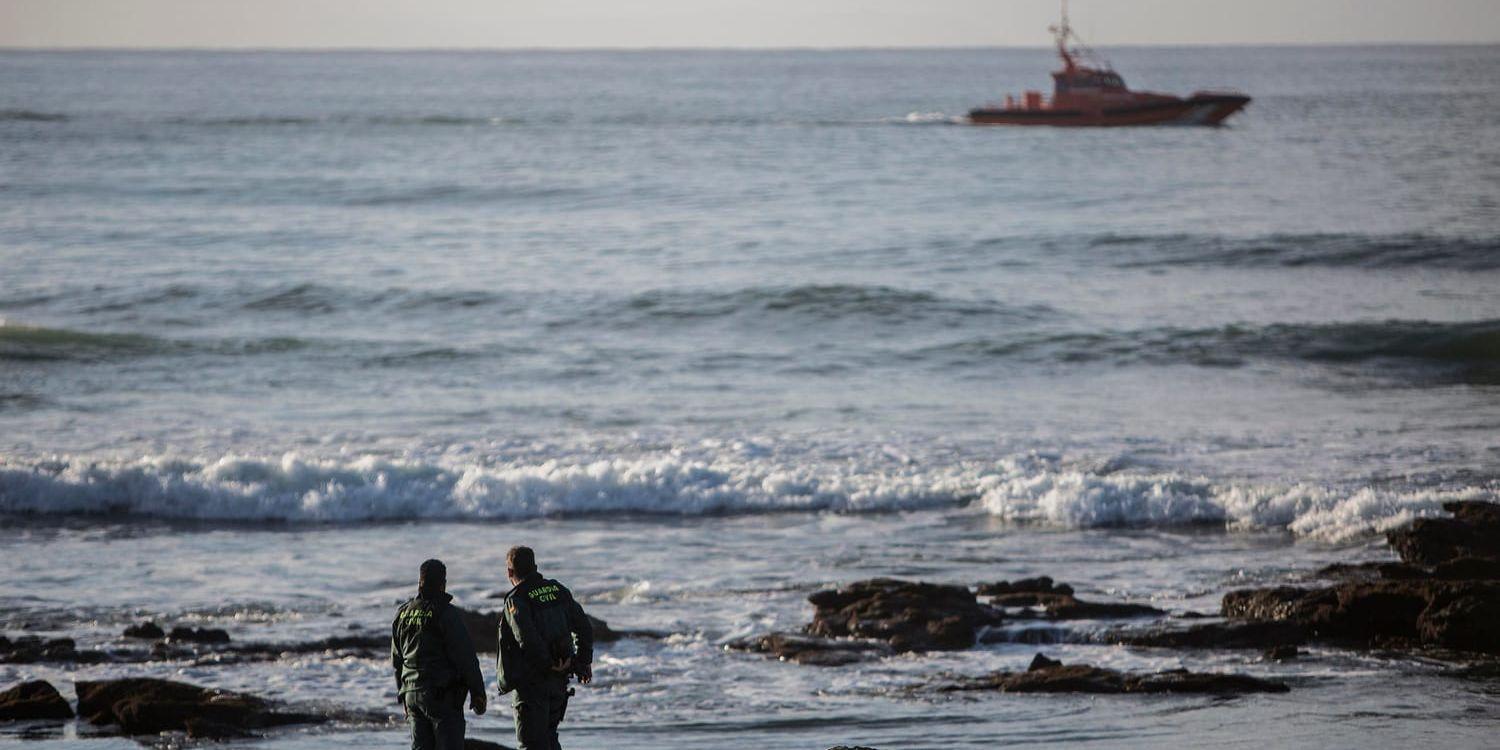 Poliser från spanska Guardia Civil letar efter omkomna migranter vid kusten i södra Spanien tidigare i höstas. Arkivbild.