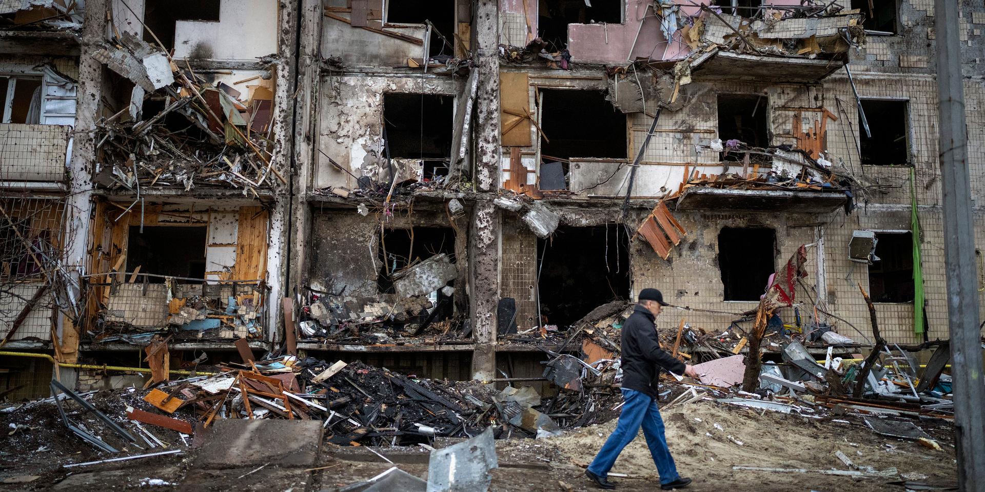 Bombningarna måste stoppas, skriver insändarskribenterna. Bilden visar skador efter bombningar i Kiev.