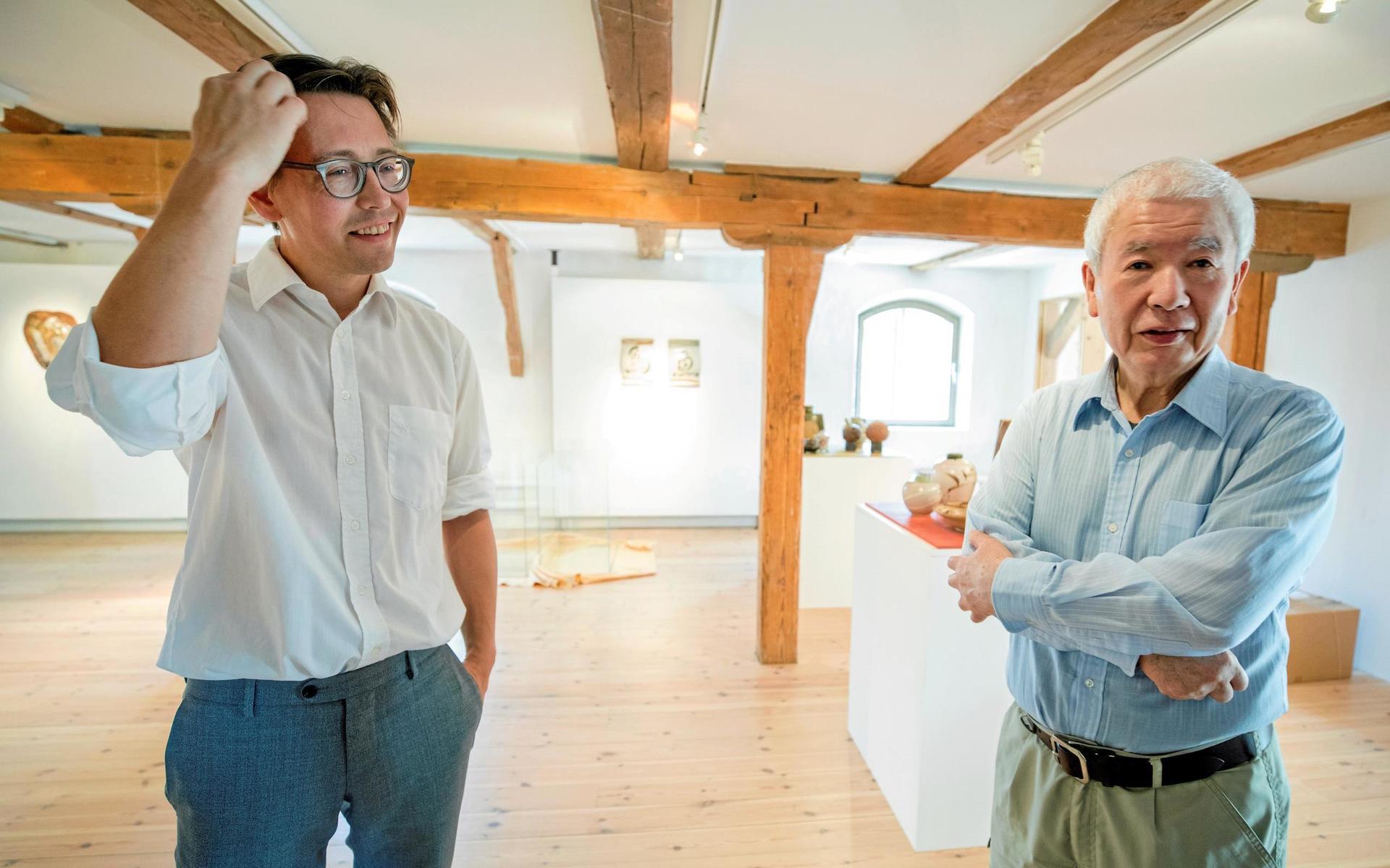 Designmuseets chef Love Jönsson (till vänster) på en utställning i september 2019 med den japanske keramikern Ryozo Miki, som har bott i Sverige sedan 1966.