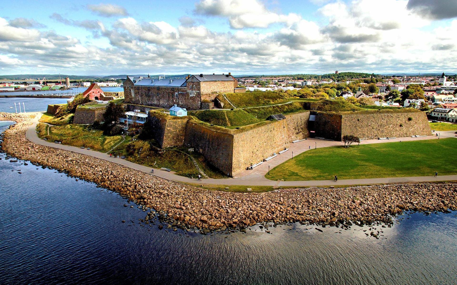 Hallands kulturhistoriska museum kunde coronasäkra en del av verksamheten på Varbergs fästning 2020 genom att flytta den utomhus.