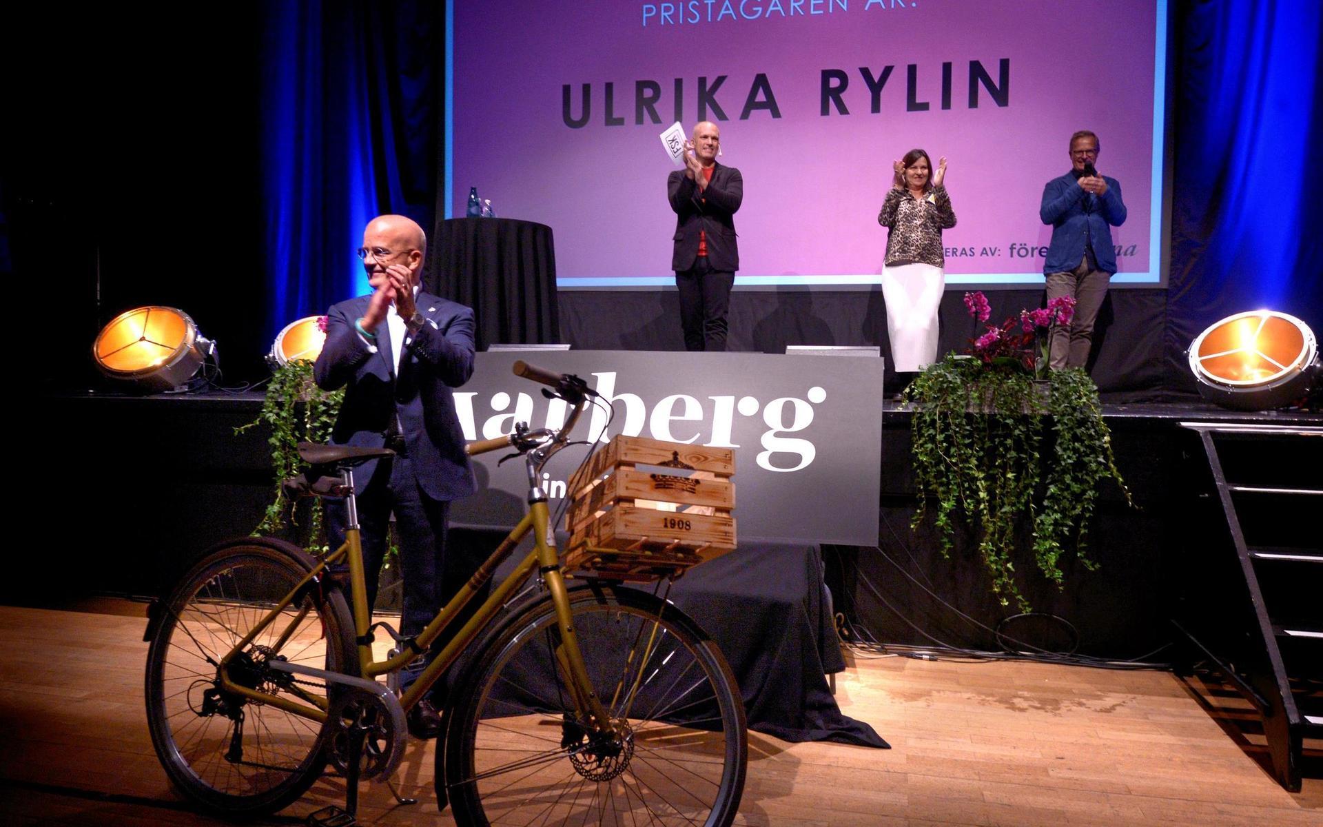 Cycleuropes vd Tony Grimaldi applåderar när kommunens landsbygdssamordnare Ulrika Rylin får en cykel som ”Årets tjänsteperson”.