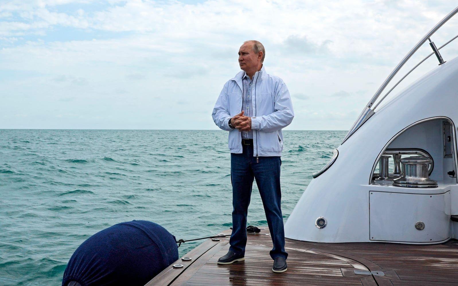 Vladimir Putin tog i maj i fjol emot Belarus president Aleksandr Lukasjenko för ett möte ombord en lyxjakt utanför Sotji, Svarta havet. Arkivbild