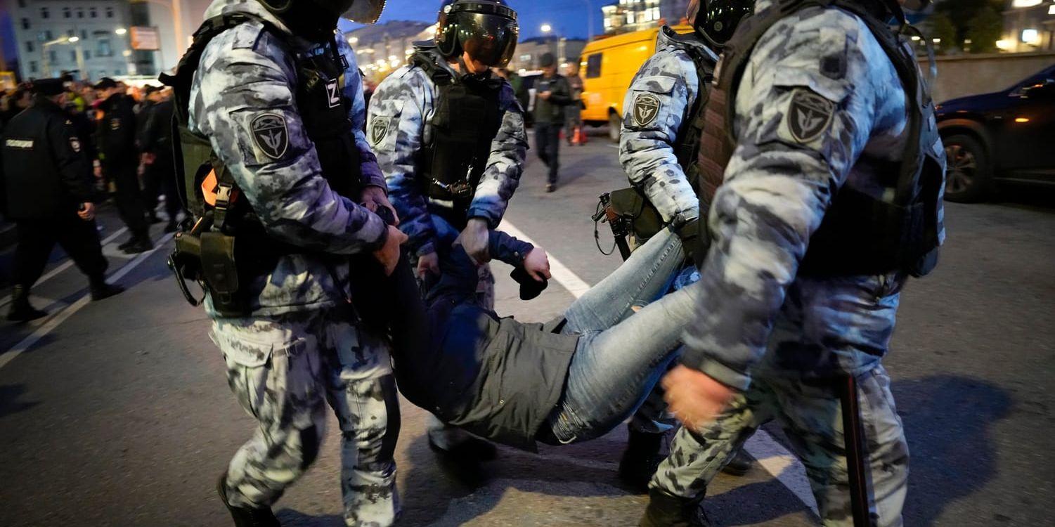 Kravallpolis i Moskva griper en man som protesterar mot den 'partiella mobilisering' som ska inledas på onsdagen.