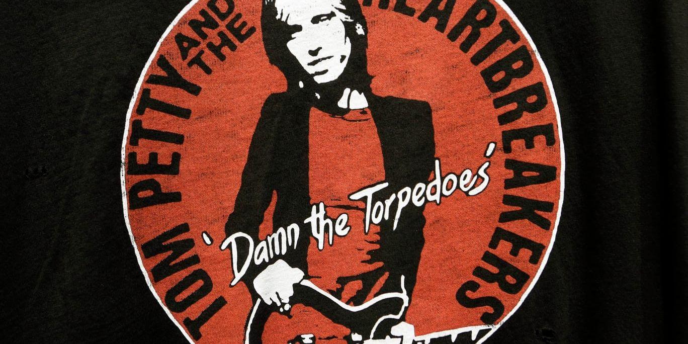En t-shirt med motiv från omslaget till "Damn the torpedoes" med Tom Petty and the Heartbreakers.från 1979. Arkivbild.
