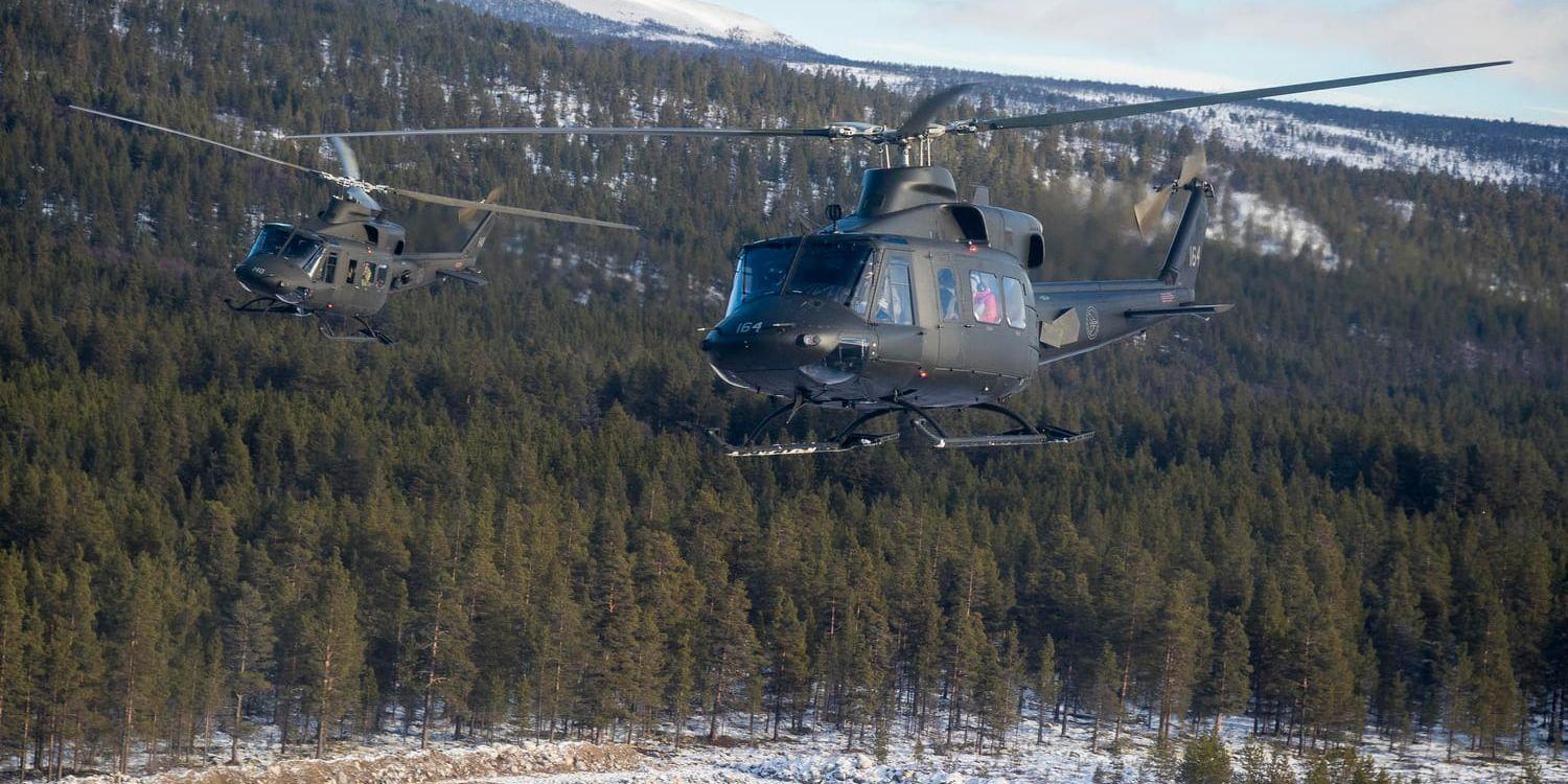 En svensk soldat skadades vid en fallolycka under vid Natoövningen i Norge i söndagskväll. Olyckan skedde i anslutning till en lastbil. Soldaten flögs med helikopter till Trondheim.
