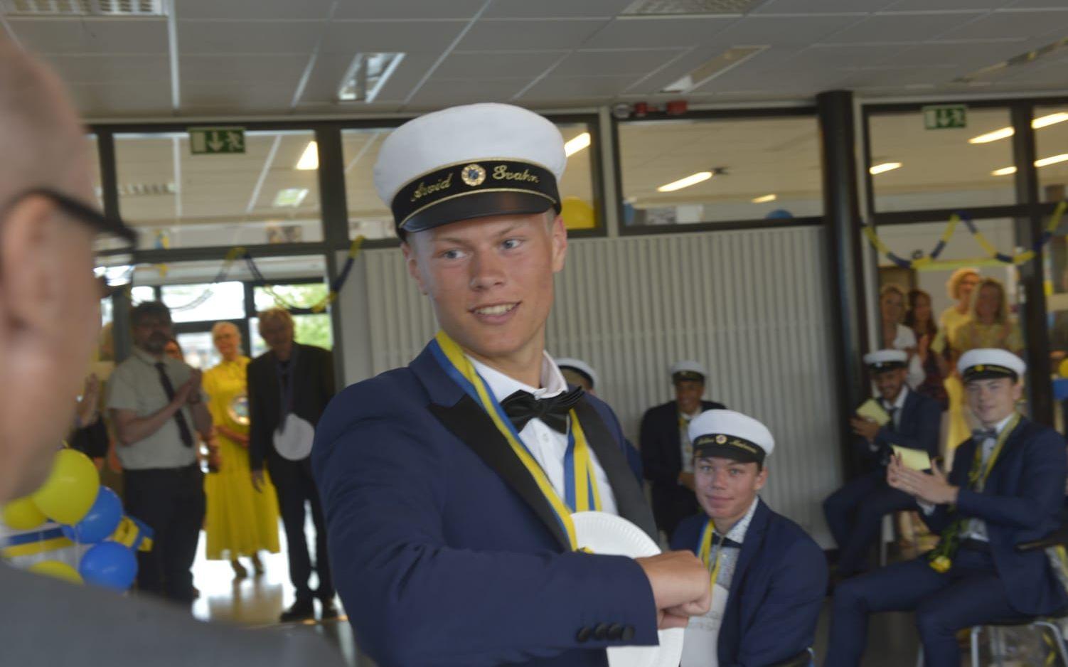 Stipendiaten Arvid Svahn coronahälsar med armbågen på rektor Lars Kyllergård.