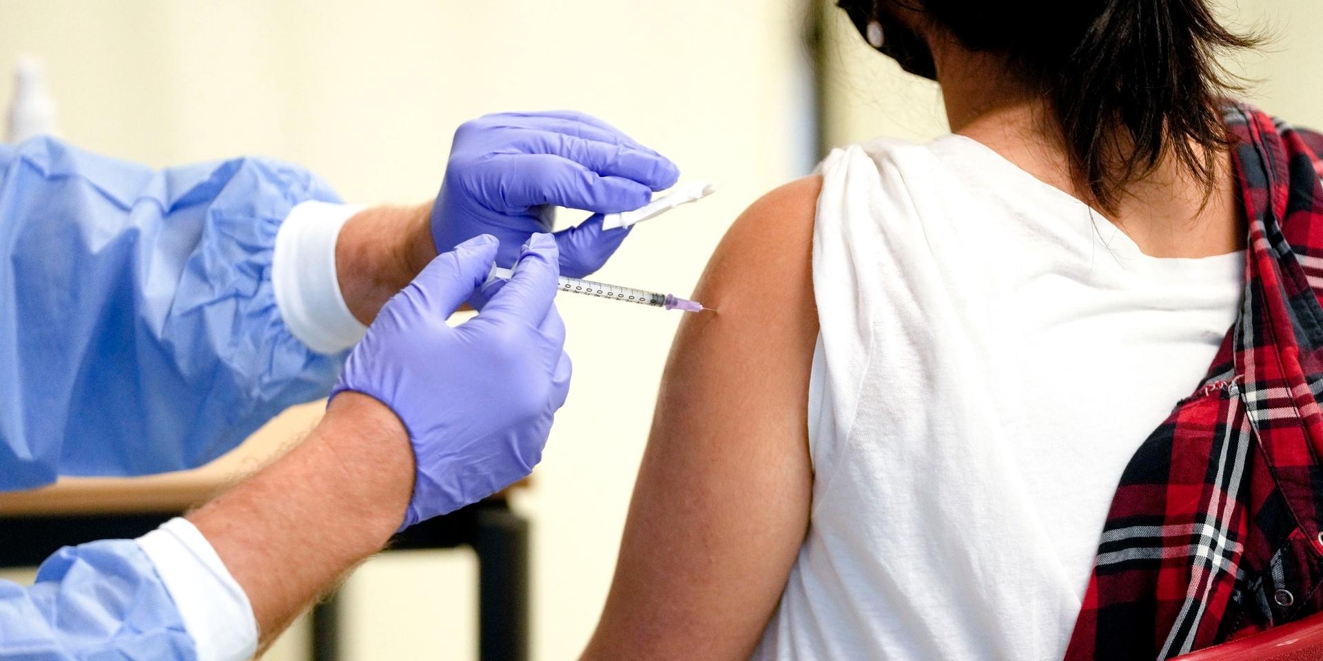 Vaccinera – eller inte? Frågan om huruvida högstadiebarn ska vaccineras mot covid-19 har varit knepig att utreda.
