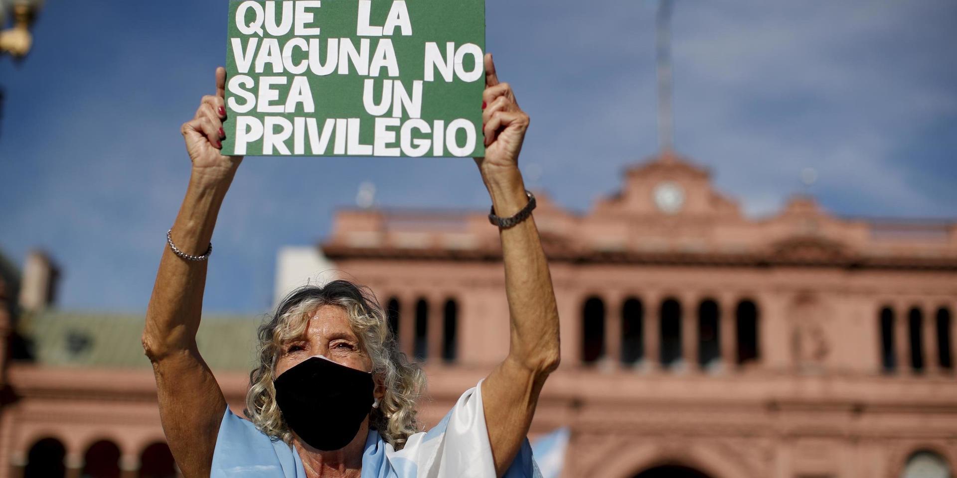 'Vaccin får inte vara ett privilegium', står det på ett av plakaten bland demonstranterna utanför regeringshögkvarteret i Buenos Aires.