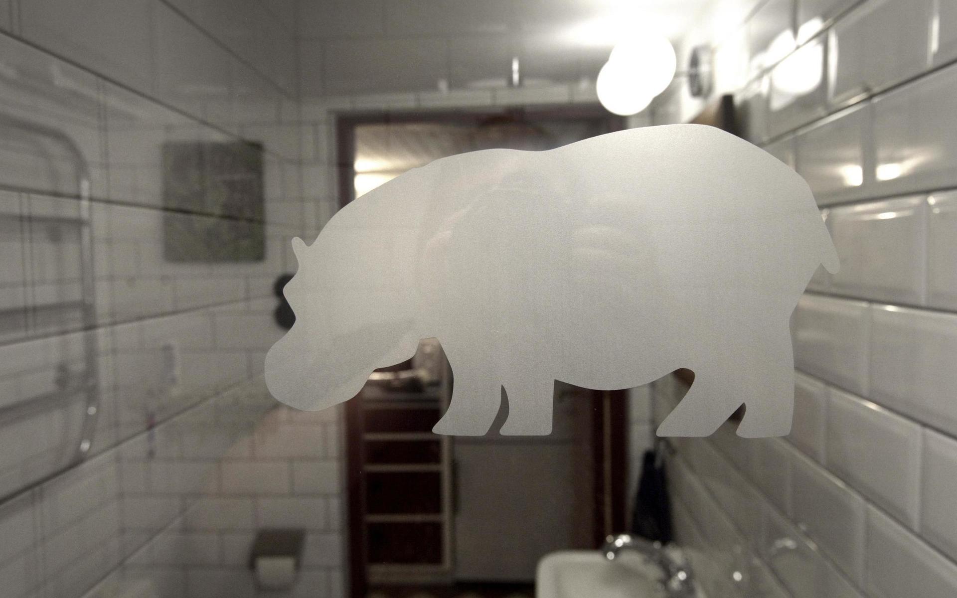 Givetvis finns det en flodhäst på duschkabinens glas i källaren.
