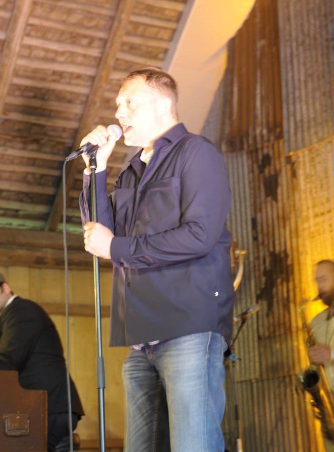 Magnus Carlson framför "Mitt hjärta" för en fullsatt lada.