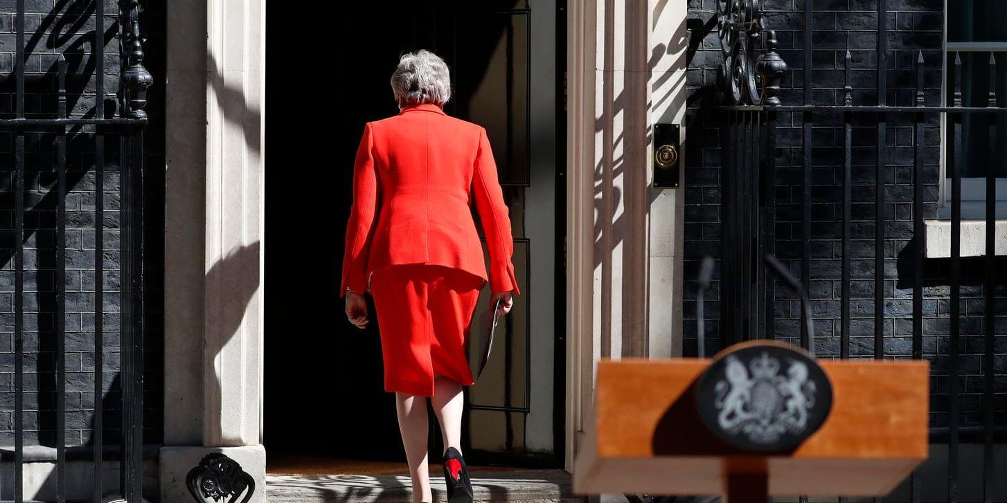 Theresa May lämnar ett samlat pressuppbåd och sin premiärministerpost.