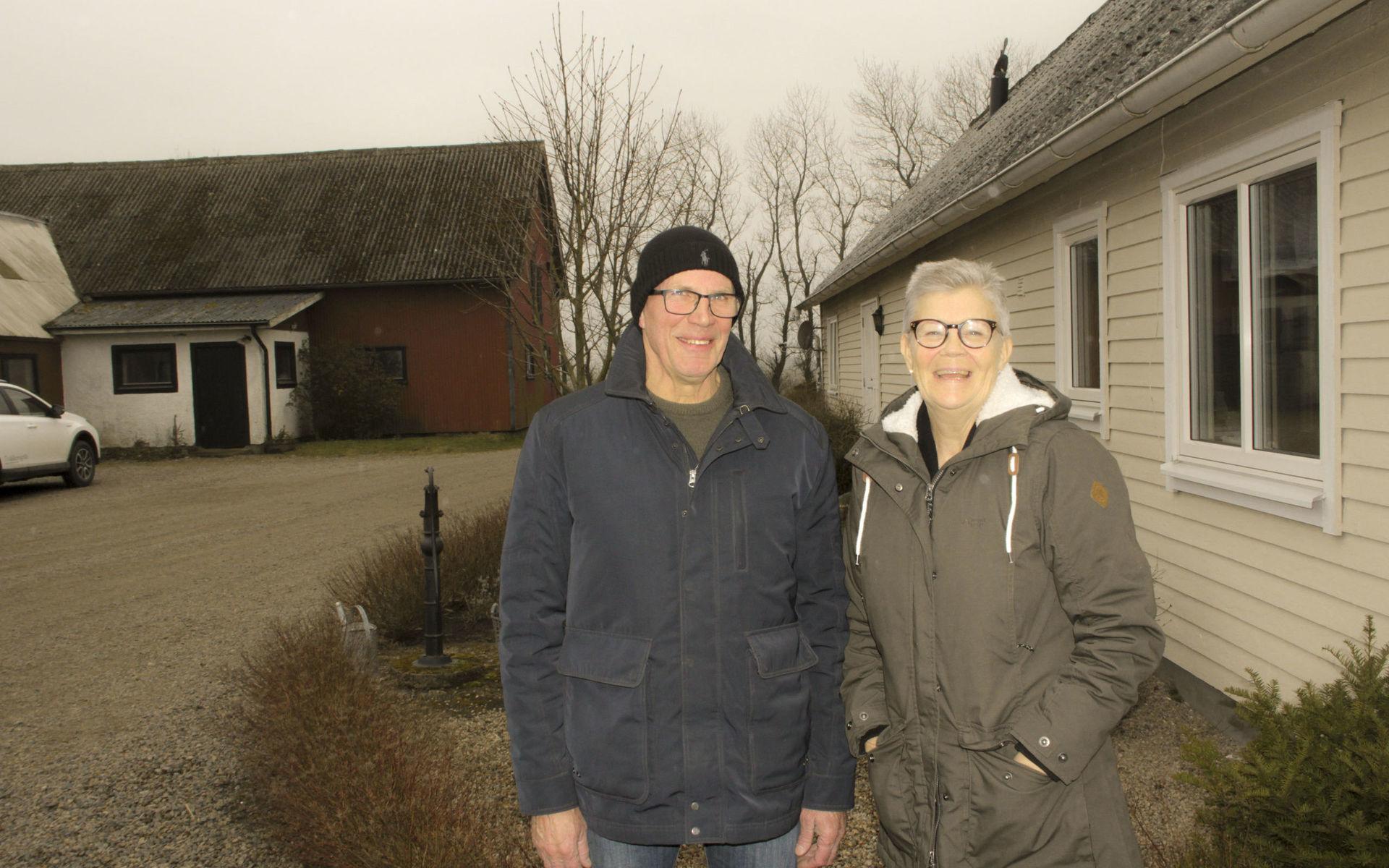 Bosse och Ros-Marie Börjesson bor på släktgården Svensgård som hängt med sedan 1860-talet. De själva flyttade in på gården 1987. Fastigheten är från Bosses mormors hem. Nu odlar de gräs på de 25 hektaren i omgivningen.