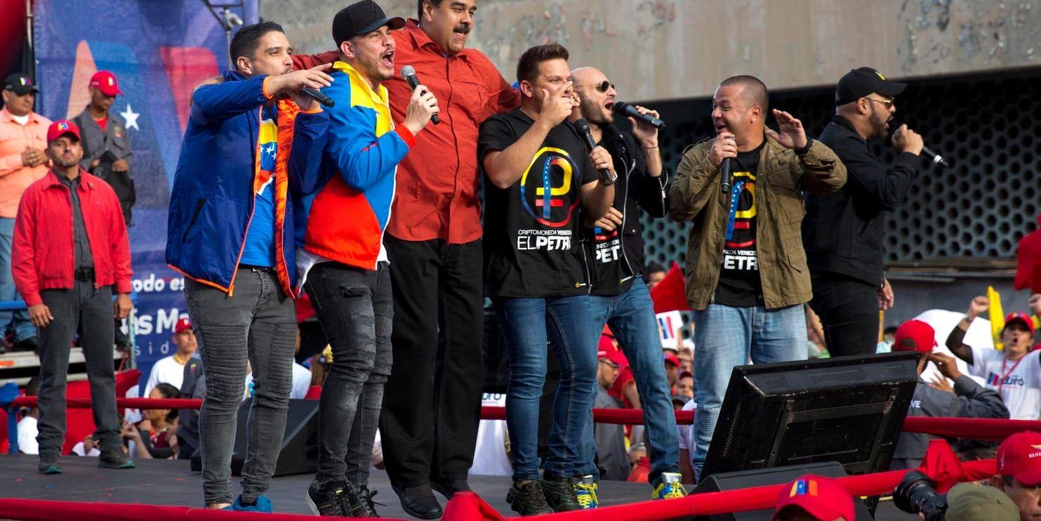 Venezuelas president Nicolás Maduro värmer upp inför söndagens val den 20 maj genom att hoppa omkring på scenen tillsammans med artister.
