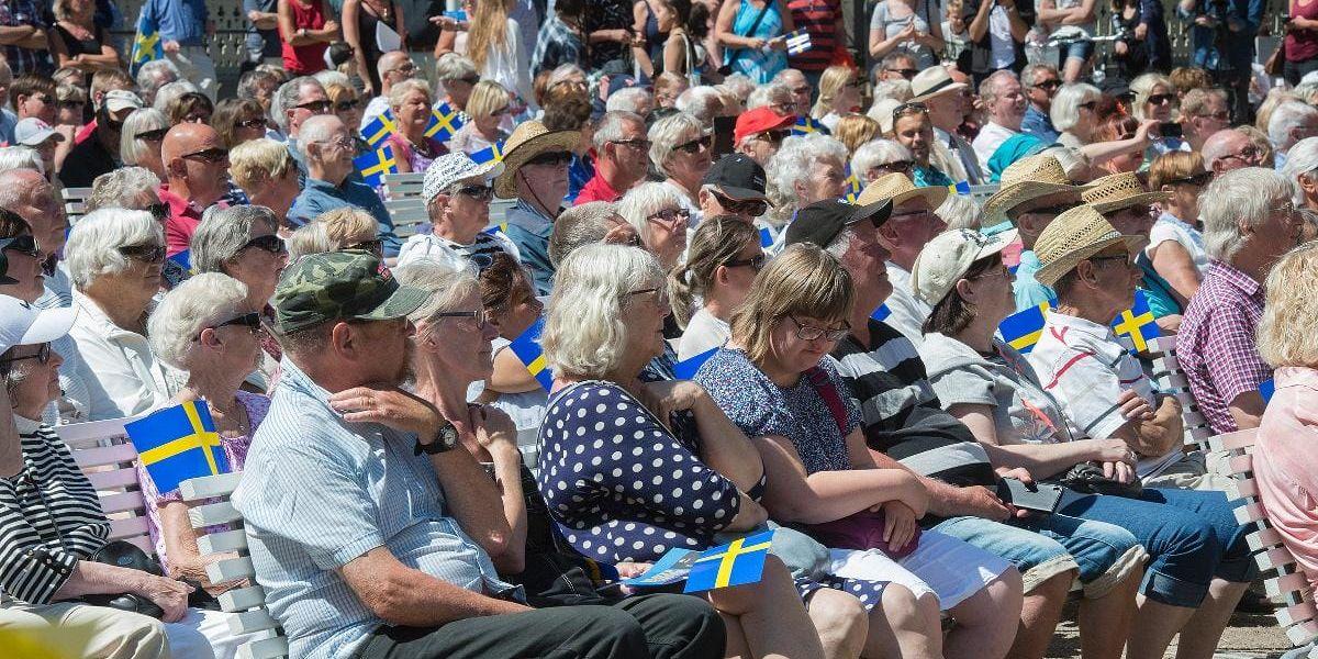 Stort intresse. Många hade kommit för att fira Sveriges nationaldag och bland annat se föreningsparaden och lyssna på Varbergs kustband.