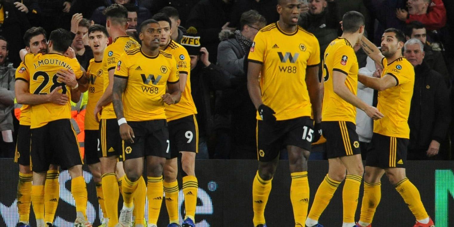 Wolverhamptons Ruben Neves firar ledningsmålet med lagkamraterna. Wolves slog ut Liverpool ur FA-cupen.