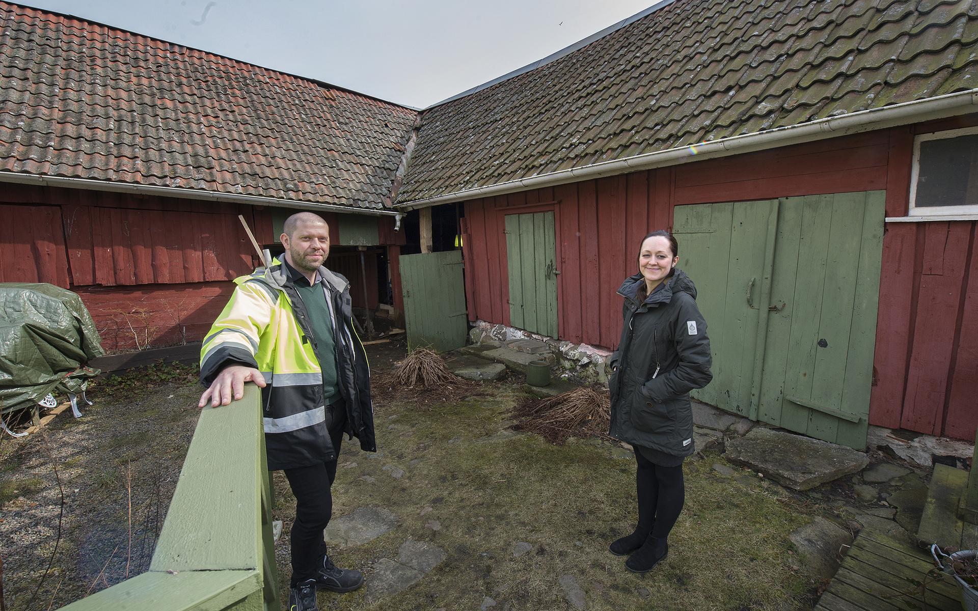 Sjöbergs laxrökeri renoverades 2017. Kommunens fastighetsförvaltare Linus Redevallo och Kulturmiljö Hallands bebyggelseantikvarie Malin Clarke var nöjda med resultatet.