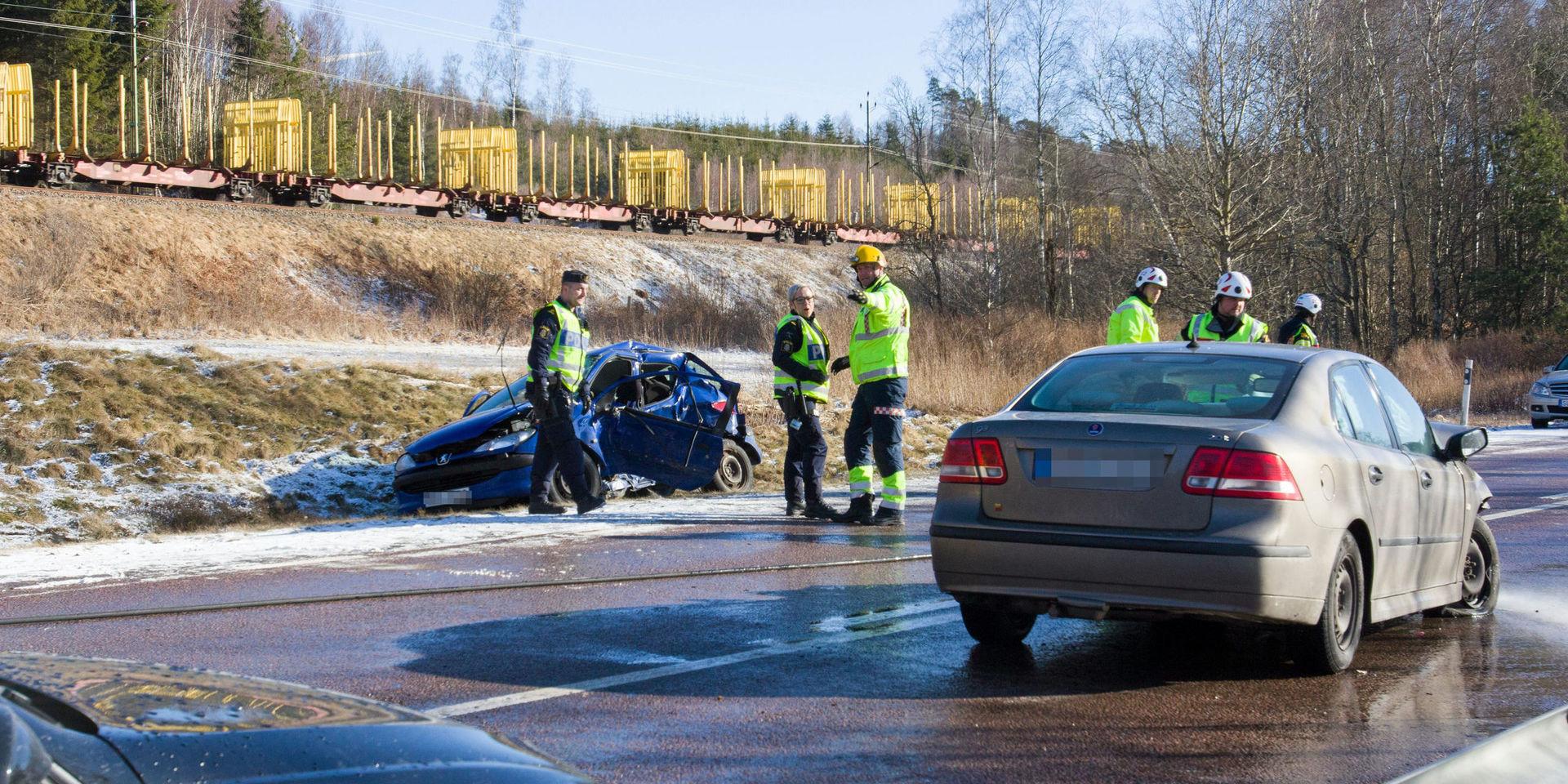 Trafikolycka väg 15 mellan Skogaby och Knäred. Två personbilar har kolliderat.